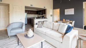 een woonkamer met een bank en een tafel bij Landing Amazing 2BD in Broken Arrow in Broken Arrow