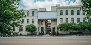 ein großes weißes Gebäude am Straßenrand in der Unterkunft Landing Stylish 1BD Courtyard Gym in Petersburg