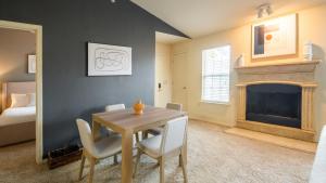 een eetkamer met een tafel en een open haard bij Landing Amazing 2BD in Broken Arrow in Broken Arrow +11 foto's