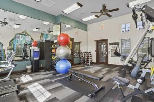 een fitnessruimte met cardio-apparatuur en een fitnessruimte bij Landing Amazing 2BD in Broken Arrow in Broken Arrow
