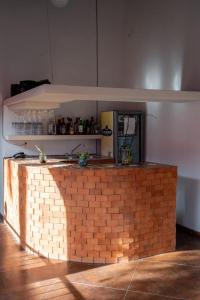 een bakstenen aanrechtblad met een spiegel erop bij Los Suspiros Hotel Boutique & Spa in Comala