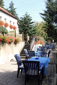 una fila di tavoli e sedie di fronte a un edificio di Haus Sonnenschein a Üdersdorf