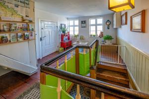 een kamer met een trap met een groene leuning bij Alandblick Gasthaus in Wanzer