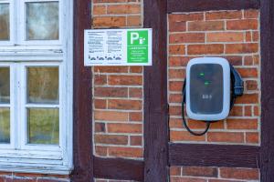 een zeepdispenser aan de zijkant van een bakstenen muur bij Alandblick Gasthaus in Wanzer