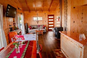 un salon avec une table et un canapé dans l'établissement Cabañas Altos de Ñida, à Aytuy