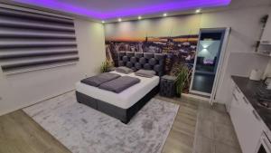 une chambre avec un lit et un éclairage violet dans l'établissement Istočno Sarajevo, à Sarajevo