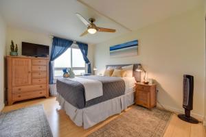 ein Schlafzimmer mit Bett und Deckenventilator in der Unterkunft Comfy Tropical Condo with Pool - Walk to Beach! in Kahana + 17 Fotos