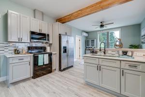 Nhà bếp/bếp nhỏ tại Astoria Home Base with River Views, 3 Mi to Dtwn!