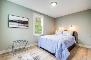 Giường trong phòng chung tại Astoria Home Base with River Views, 3 Mi to Dtwn!