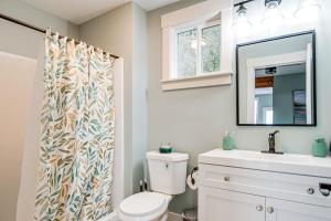 Phòng tắm tại Astoria Home Base with River Views, 3 Mi to Dtwn! +21 ảnh