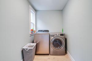 Ảnh trong thư viện ảnh của Astoria Home Base with River Views, 3 Mi to Dtwn! ở Tongue Point Village