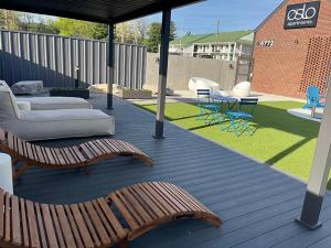 een patio met een bank, stoelen en een tafel bij Landing at Oslo - Studio in Downtown Hermitage in Hermitage Woods