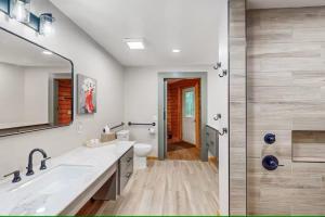 een badkamer met een wastafel, een toilet en een douche bij Cozy Log Cabin Near Ski Area and Lake including Hot Tub in Swanton +23 foto's