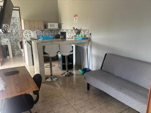 a living room with a couch and a table at Apartamento de una habitación in San Isidro de El General