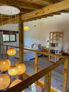 ein Wohnzimmer mit einem Bett und einigen Lampen in der Unterkunft Cabañas en Valeria del Mar in Carilo