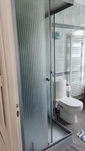 Et badeværelse på Jardin appartement + 6 billeder