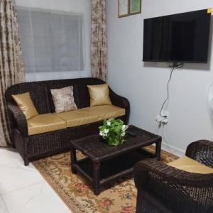 een woonkamer met een bank en een tafel bij The Retreat in Lusaka +7 foto's