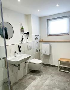 Koupelna v ubytování 1,5-Zimmer, Top ausgestattet, 4 Pers, Souterrain, Self Check-in, Parkplatz, Netflix & Amazon Prime + 41 fotografií