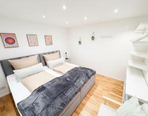 Postel nebo postele na pokoji v ubytování 1,5-Zimmer, Top ausgestattet, 4 Pers, Souterrain, Self Check-in, Parkplatz, Netflix & Amazon Prime