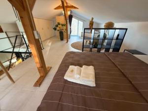 ein Schlafzimmer mit zwei Handtüchern auf einem Bett in der Unterkunft LaVida Star Alpine Hideaway Thun, Sauna, free parking in Blumenstein