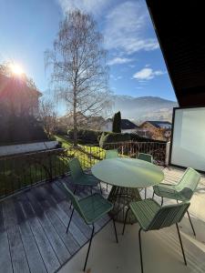 eine Terrasse mit Tisch und Stühlen auf einem Deck in der Unterkunft LaVida Star Alpine Hideaway Thun, Sauna, free parking in Blumenstein