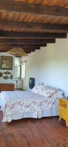 una camera da letto con un letto e un soffitto in legno di Posada San Andres a La Cumbre