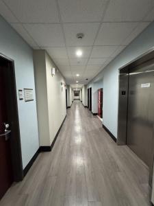 ein leerer Flur eines Bürogebäudes mit einer langen Flurlänge in der Unterkunft Quality Inn & Suites McAlester on Hwy 69 in McAlester + 60 Fotos