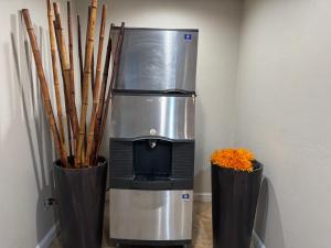 Ein Zimmer mit zwei Vasen, einem Fernseher und ein paar Stöcken. in der Unterkunft Quality Inn & Suites McAlester on Hwy 69 in McAlester