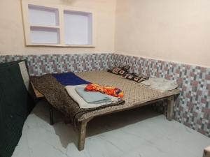 a small room with a table with towels on it at Chaudhary dharamshala in Jāmb