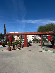 een benzinestation met een bord waarop staat: reddingssaus bij Face à la Mer TANGER in Hauara