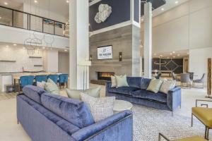 una hall con due divani blu e un camino di Landing Chic 1BD Pool Gym a Black Horse Run