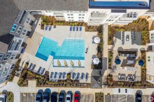 una vista panoramica su una piscina con auto parcheggiate di Landing Chic 1BD Pool Gym a Black Horse Run