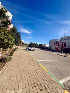 een parkeerplaats met een auto op straat bij Face à la Mer TANGER in Hauara +8 foto's