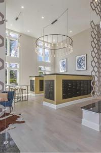 un soggiorno con un lampadario appeso sopra un bancone di Landing Chic 1BD Pool Gym a Black Horse Run Altre 22 foto