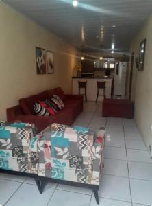 un salon avec un canapé et une cuisine dans l'établissement Casa espaçosa, à Garanhuns