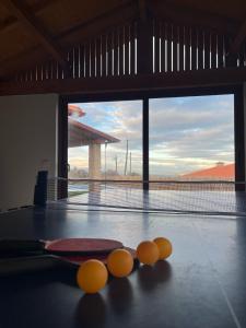 een pingpongtafel met oranje ballen erop bij Refúgio do Vale in Celorico de Basto +24 foto's
