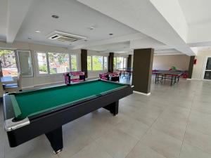 un soggiorno con tavolo da biliardo e sedie di Rincón del Sol - Suite 09 a Pinamar