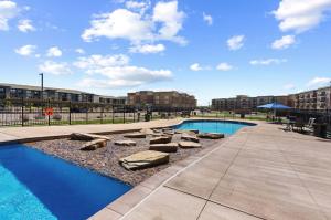 een zwembad met ligstoelen op een binnenplaats bij Landing Modern 2BD Gym Pool in Kelim