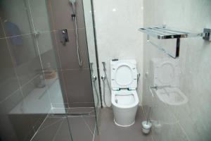 un piccolo bagno con wc e doccia di Appartement Neuf meublé de Haut Standing a Dakar