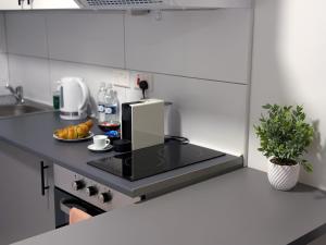 Nhà bếp/bếp nhỏ tại D' Suites Holiday Apartments