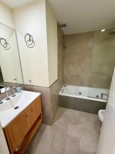 un bagno con lavandino e vasca da bagno di Rincón del Sol - Suite 09 a Pinamar