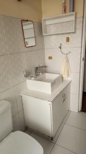 een witte badkamer met een wastafel en een toilet bij Plaza murillo in La Paz