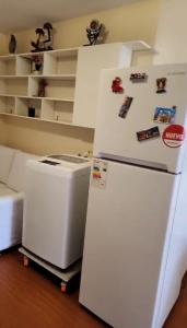 een koelkast en een vuilnisbak in de kamer bij Plaza murillo in La Paz