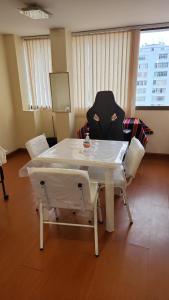 een witte tafel en stoelen in een kamer bij Plaza murillo in La Paz