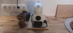 a blender sitting on the floor next to a trash can at Savi sviit in Mooste