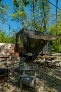 een aanhanger met een picknicktafel en stoelen en een barbecue bij Postcard Cabins Starved Rock, Outdoor Collection by Marriott Bonvoy in Ottawa
