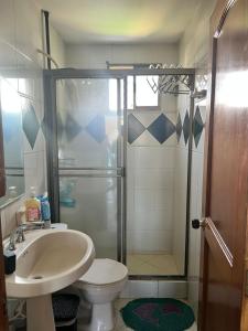 een badkamer met douche, wastafel en toilet bij Alojamiento Peñón del rodadero in Santa Marta