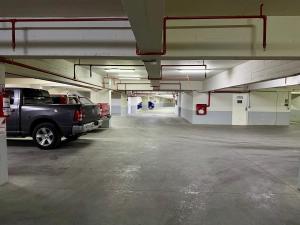 un garage con un camion parcheggiato all'interno di Rincón del Sol - Suite 09 a Pinamar