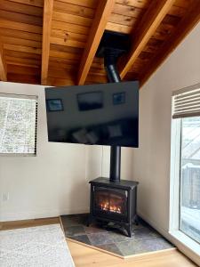 TV/trung tâm giải trí tại Tahoe Peaks & Shores Getaway