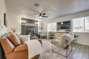 Et tv og/eller underholdning på Easy Walk to Dtwn Gilbert, Family-Friendly Oasis!